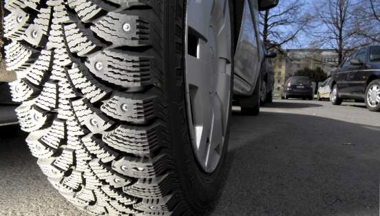 Эксперты CAR.RU назвали пять ошибок, которые приводят к выпадению шипов из зимних шин