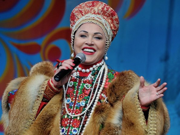 71-летняя певица Надежда Бабкина энергично выступила на сцене