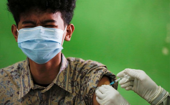 Минздрав РФ призвал подростков вакцинироваться от коронавирусной инфекции
