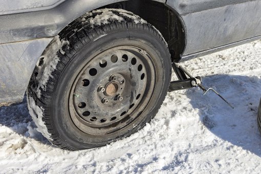 Эксперты "АвтоВзгляда" назвали 5 неочевидных причин, почему зимой начинают спускать колеса