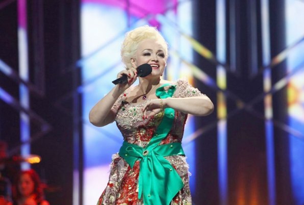 Похудевшая певица Надежда Кадышева сменила разноцветные наряды на однотонное эффектное платье