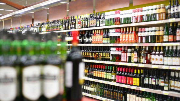 Депутат Госдумы Хамзаев предложил размещать магазины алкогольной продукции вне населенных пунктов