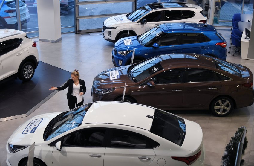 Цена за место в очереди при покупке нового автомобиля в России достигает 150 тысяч рублей