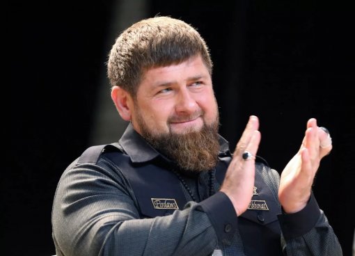 Глава Чечни Рамзан Кадыров присвоил почётное звание Артуру Бетербиеву и подарил ему «Мерседес»