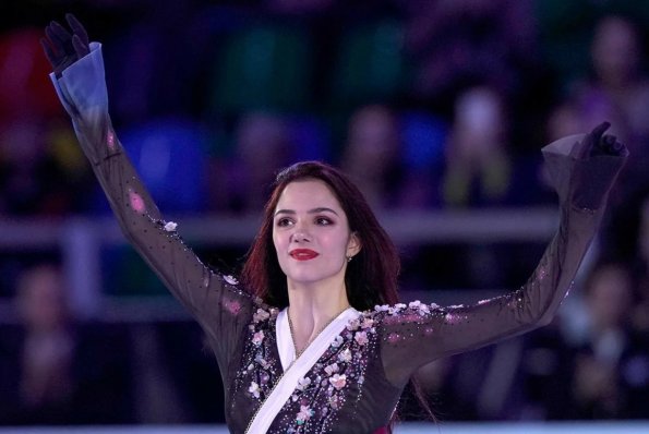 Фигуристка Евгения Медведева поддержала Камилу Валиеву после выступления на Олимпиаде-2022