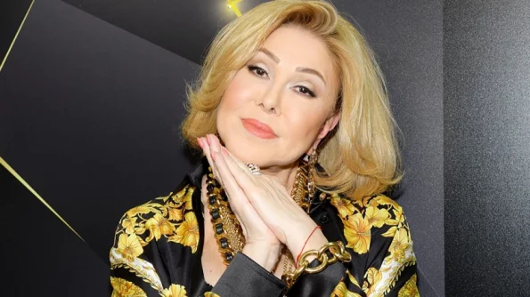 68-летняя Любовь Успенская выступила на сцене шоу "Конфетка" в прозрачной юбке с перьями