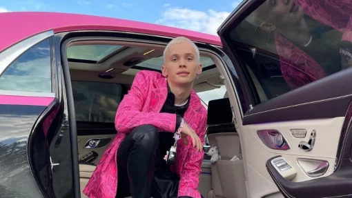Покинувший Россию певец Даня Милохин продал свой розовый «Майбах» за 7 миллионов рублей