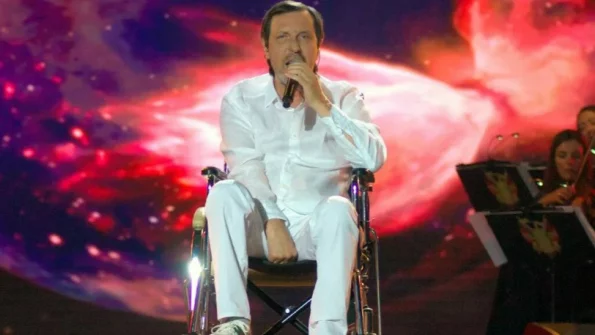 Перенесший инсульт Николай Носков встал с кресла на концерте, чем вызвал шквал оваций