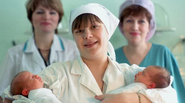 Демографы связали снижение рождаемости в России с взрослением женщин, родившихся в 90-х