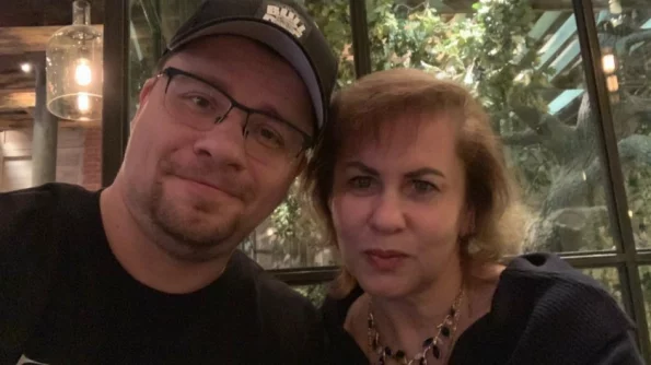 Мать Гарика Харламова опубликовала фотоснимок с новой возлюбленной сына в день ее рождения