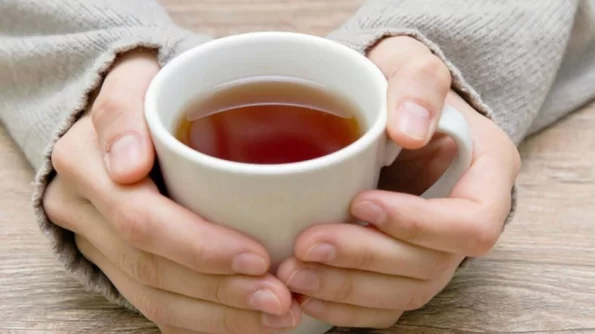 Реабилитолог Сергей Агапкин заявил об опасности лечения больного горла горячим чаем
