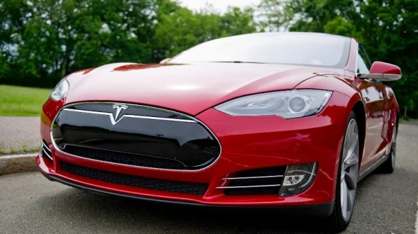 Компания Илона Маска Tesla отзывает более 300 тысяч машин