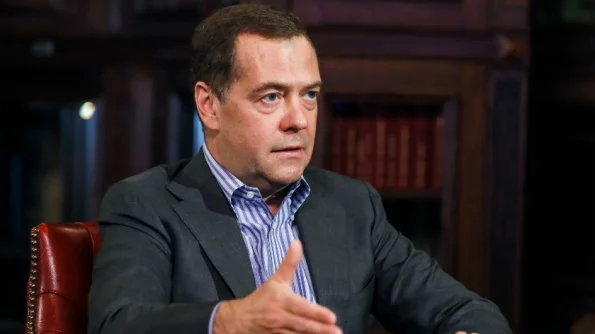 Медведев считает, что Запад "плюёт с высокой колокольни" на украинцев