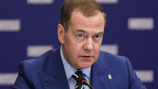 Медведев о Зеленском: вести переговоры не надо, подпишет то, что ему скажут