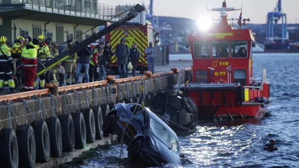 Электромобиль Tesla утонул в гавани Осло