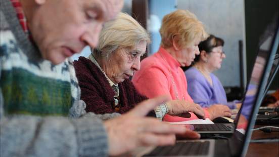 В Госдуме потребовали выплачивать старикам в РФ пенсии согласно Конституции