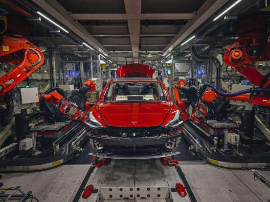 Автоконцерн Tesla решил снизить производство электрокаров Model 3