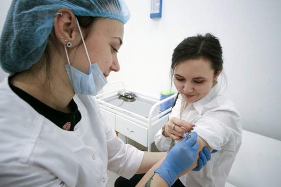 Гинцбург назвал сроки вакцинации от коронавируса COVID-19 60% жителей России