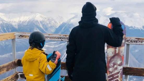 Дмитрий Шепелев вместе с 7-летним сыном отправился кататься на сноуборде