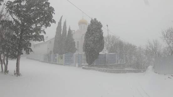 Жители Крыма считают чудом обильный снегопад на фоне водной блокады