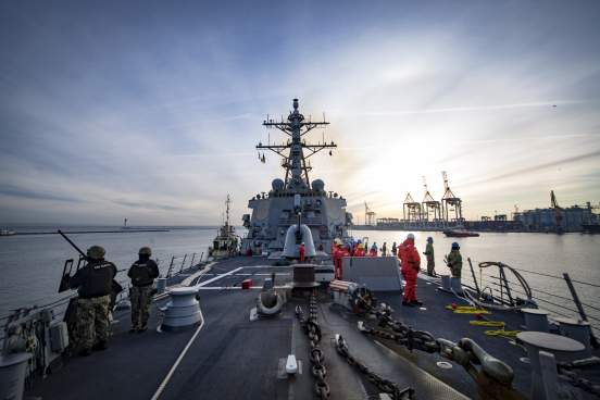 Вице-адмирал призвал ответить на появление «бесцеремонного» эсминца США