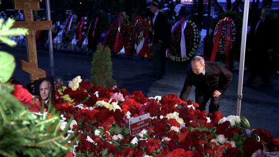 Владимир Путин возложил цветы на могилы Бориса Ельцина, Евгения Примакова и Василия Ланового