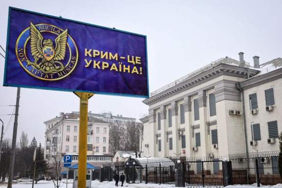 СБУ разместила билборд с надписью "Крым - это Украина" возле российского посольства в Киеве