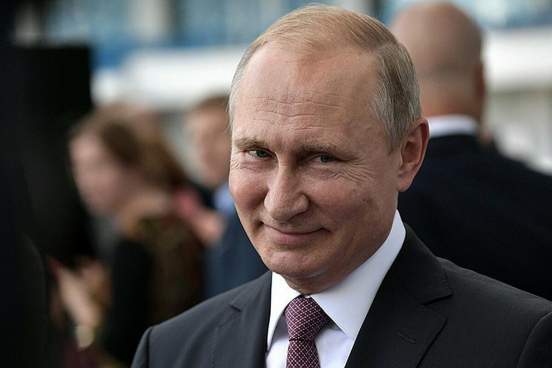 Путин поручил в короткие сроки устранить проблемы с зарплатами бюджетников