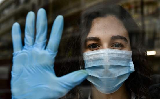 В ВОЗ прокомментировали необходимость перчаток в общественных местах в пандемию