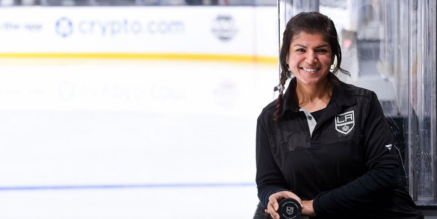 В «Лос-Анжелесе» Аиша Висрам стала первой женщиной на скамейке клуба НХЛ