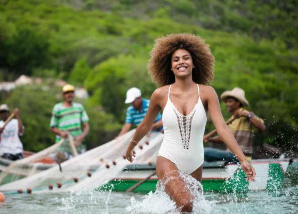 Модель Тина Кунаки хвастается безупречной фигурой в бикини на фото с пляжа Бразилии