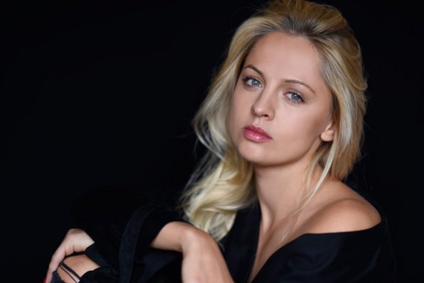 Актриса Янина Студилина блеснула пышными бедрами на фото у бассейна