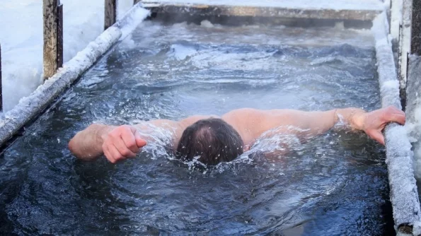 В Нижнем Тагиле во время купания в крещенской купели мужчина едва не утонул