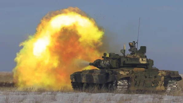 РИА "Новости" опубликовало кадры танковой дуэли на линии фронта в Донбассе