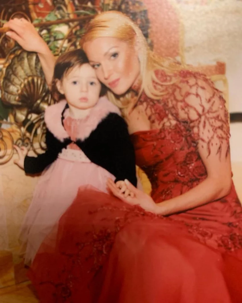 Анастасия Волочкова показала архивные снимки с дочерью Ариадной