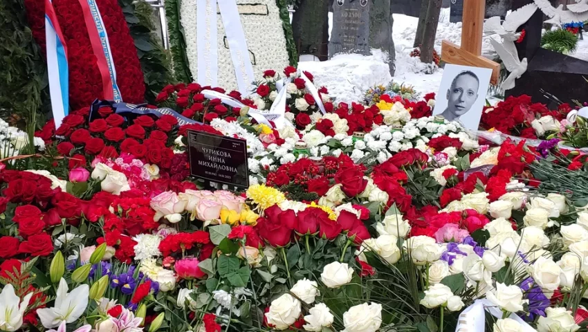 Утопает в цветах: как выглядит могила Инны Чуриковой после похорон