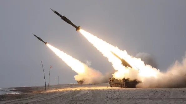 РВ: ВС РФ наносят массированный ракетный удар по Украине с трех направлений