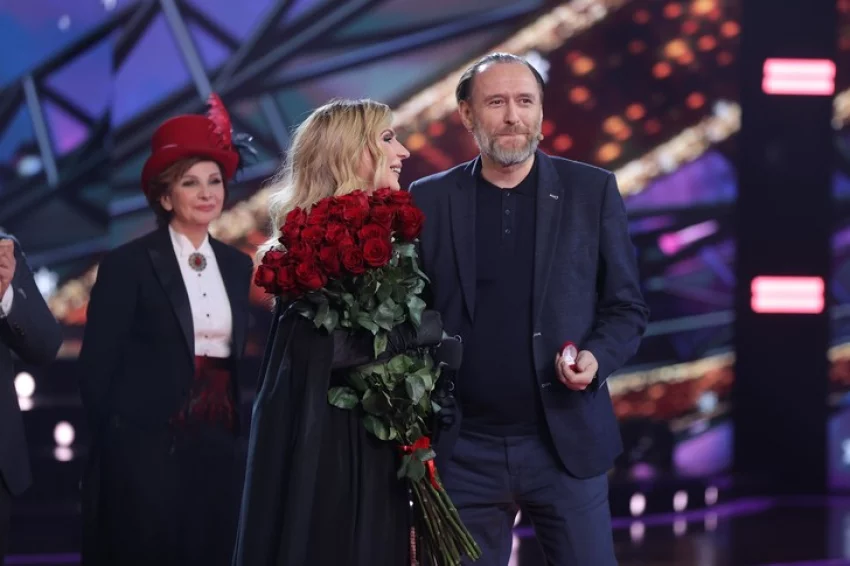 Звезду шоу Суперстар Алену Иванцову позвали замуж спустя 29 лет знакомства прямо в финале