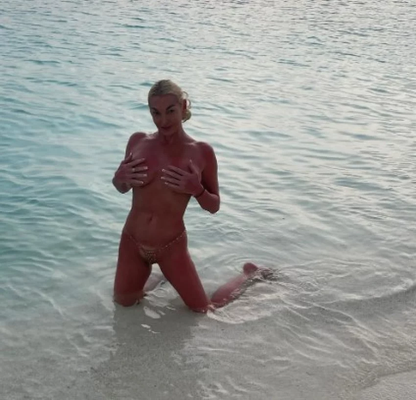 Балерина Волочкова сфотографировалась абсолютно голой на берегу моря