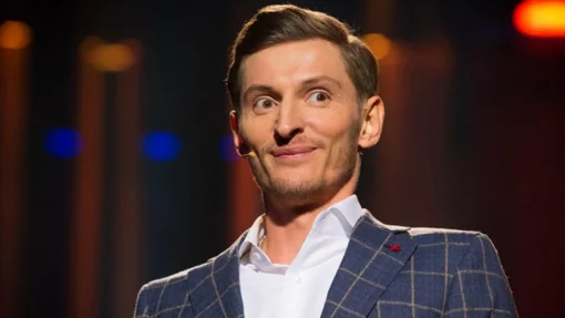 Звезда Comedy Club Павел Воля повторил номер Филиппа Киркорова в капроновых колготках