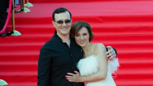 48-летняя актриса Ксения Алферова показала округлившийся живот на премии "Золотой орел"