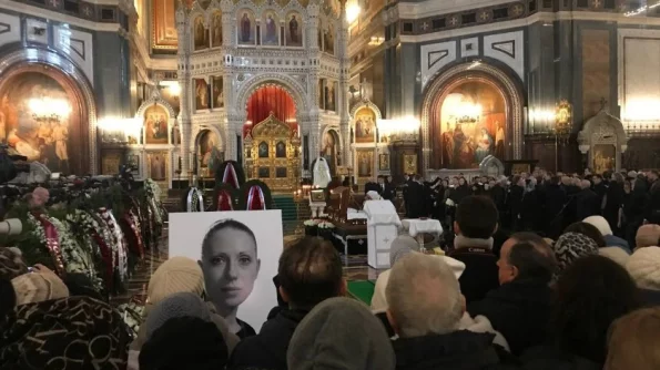 Снимки с гробом, прямые эфиры, поклонница с фото Шатунова: как фанаты прощаются с Чуриковой