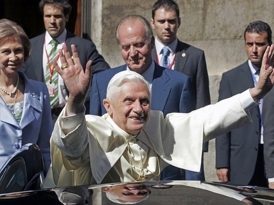 На площади Святого Петра в Ватикане происходит церемония прощания с папой Бенедиктом XVI