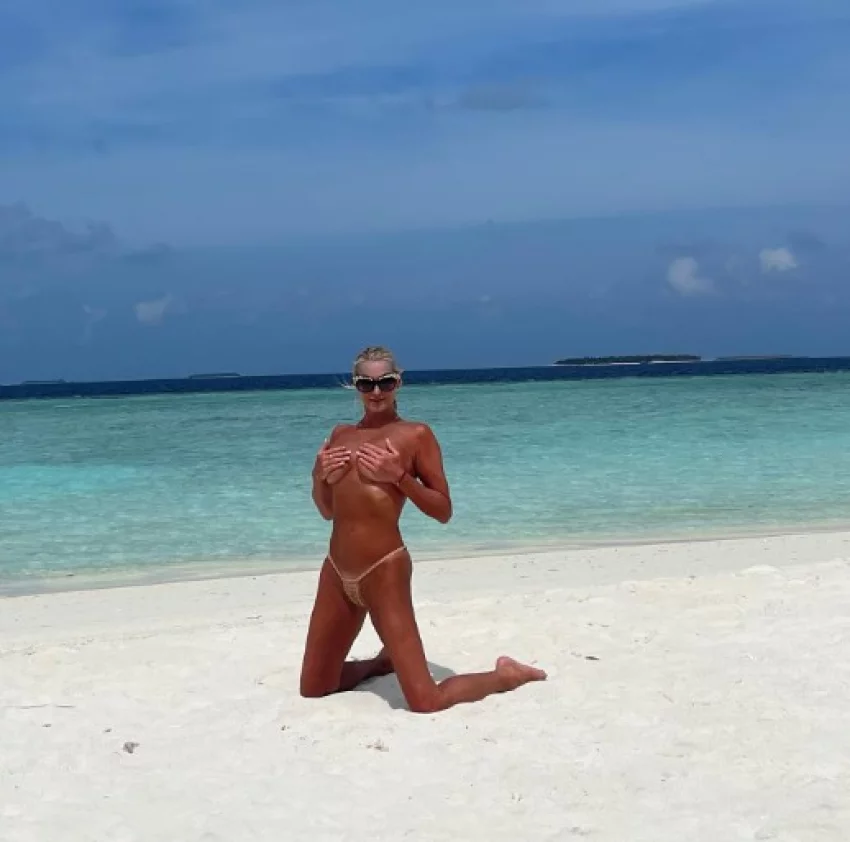 «Я тут немного подзагорела кажется?»: загорелая Волочкова встала на колени на пляже и оголила грудь