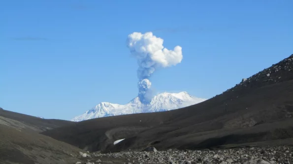 Вулкан Чикурачки на Северных Курилах выбросил столб пепла на высоту четыре километра