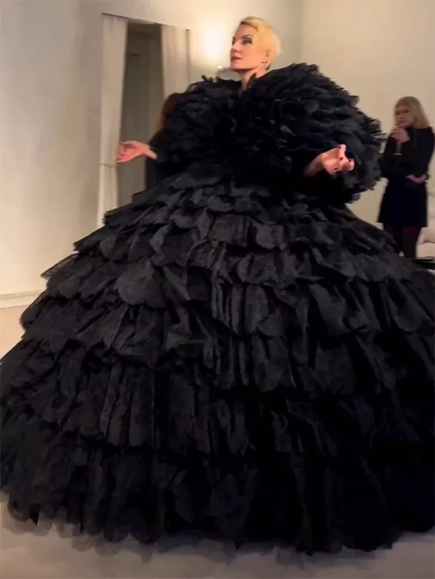 Черная королева: Рената Литвинова в платье-торте устроила дефиле в Париже