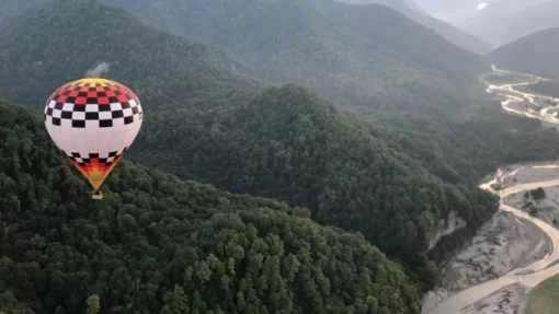 Воздушный шар с шестью людьми застрял на горе в Сочи