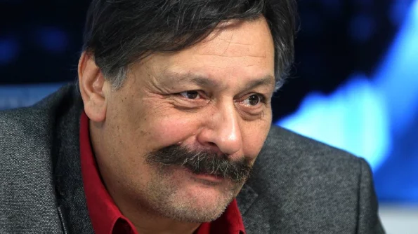 Режиссер Зеленов признался, что столкнулся с "угрозами" после увольнения Назарова из "12 стульев"