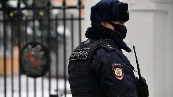 В Москве мужчина с криками в поддержку Украины напал на полицейского