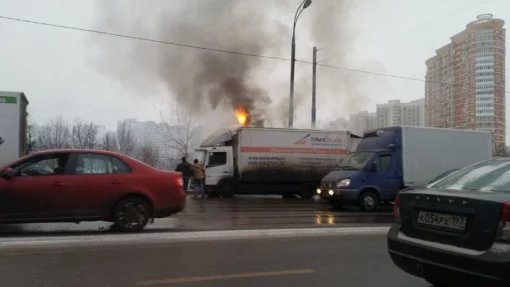 Появились кадры ДТП на Минском шоссе, где ППУ без тормозов протаранил 13 машин